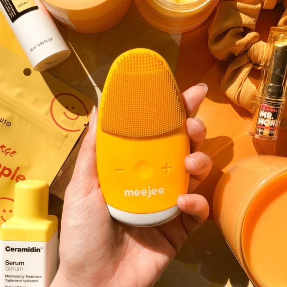 *SOLD* Yellow Meejee Facial Cleansing Massager